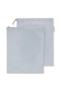 Due borse portaoggetti con zip di colore grigio chiaro, realizzate in materiale resistente, caratterizzate da una superficie liscia e un design minimalista con accenti discreti.