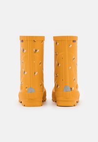 Gele waterdichte regenlaarzen met een bijenpatroon, een textuur van rubber en versterkte grijze hakaccenten.