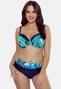 Bikini a due pezzi con un top colorato con una stampa blu e arancione a vortice e uno slip navy a vita alta con lati regolabili.