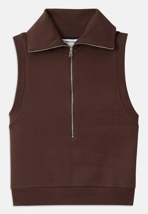Top marrón sin mangas con un cuello alto, que presenta un cierre frontal y una textura acanalada en el cuello y el dobladillo. Tejido suave con costuras mínimas.