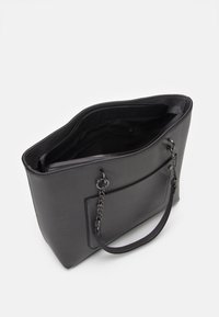 Czarna torba na ramię wykonana z teksturowanego materiału, z zapięciem na zamek, dwiema rączkami i akcentem w postaci łańcuszka. Wnętrze wyłożone czarną podszewką z kieszonką.