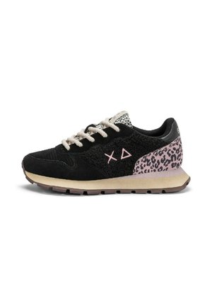Sneaker nere con una tomaia in tessuto testurizzato, lacci beige, dettagli rosa e stampa leopardo sul tallone e una suola ammortizzata.