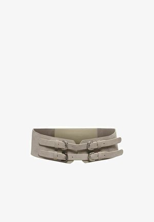 Beige brede suède riem met twee verstelbare dubbele banden en zilverkleurige gespen, ontworpen om de taille te accentueren.