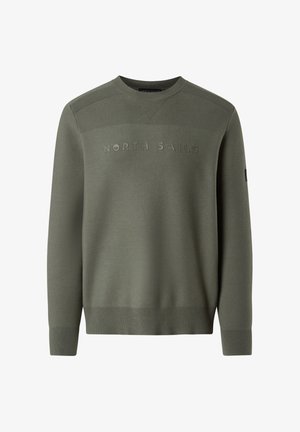 Olivgrüner Sweatshirt mit geripptem Halsausschnitt, Bündchen und Saum. Auf der Vorderseite befindet sich der prägierte Text "NORTH SAILS" in einem dezenten, tonalen Design.
