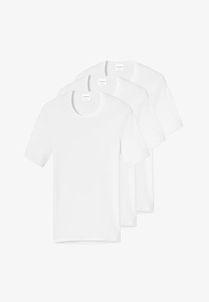 Trzy białe koszulki z materiału o gładkiej fakturze. Każda ma okrągły dekolt i krótkie rękawy, starannie złożona.