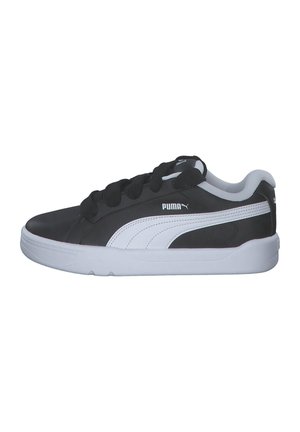 Schwarzer niedriger Sneaker mit weißem Puma-Streifen, weißer Sohle, schwarzen Schnürsenkeln und gepolstertem Kragen, seitliche Ansicht vor weißem Hintergrund.