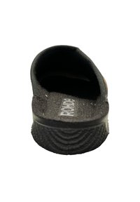 Zwarte instap schoen met een gladde textiel bovenzijde, een gevoerde binnenzool en een geribbelde rubberen zool. Heeft een logo op de binnenzool.