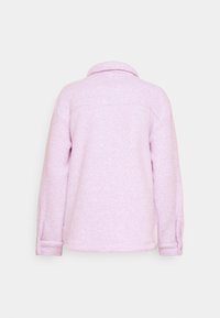 Lyserød fleece skjortejakke med krave, knapmanchetter og synlige syninger. Blød tekstur og afslappet pasform. Bagfra vist.
