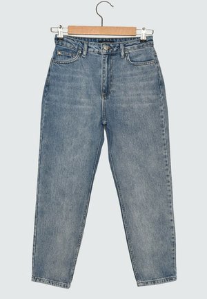 Jean taille haute bleu clair suspendu sur un cintre en bois. Caractéristiques : cinq poches, passants de ceinture et design à jambe droite.