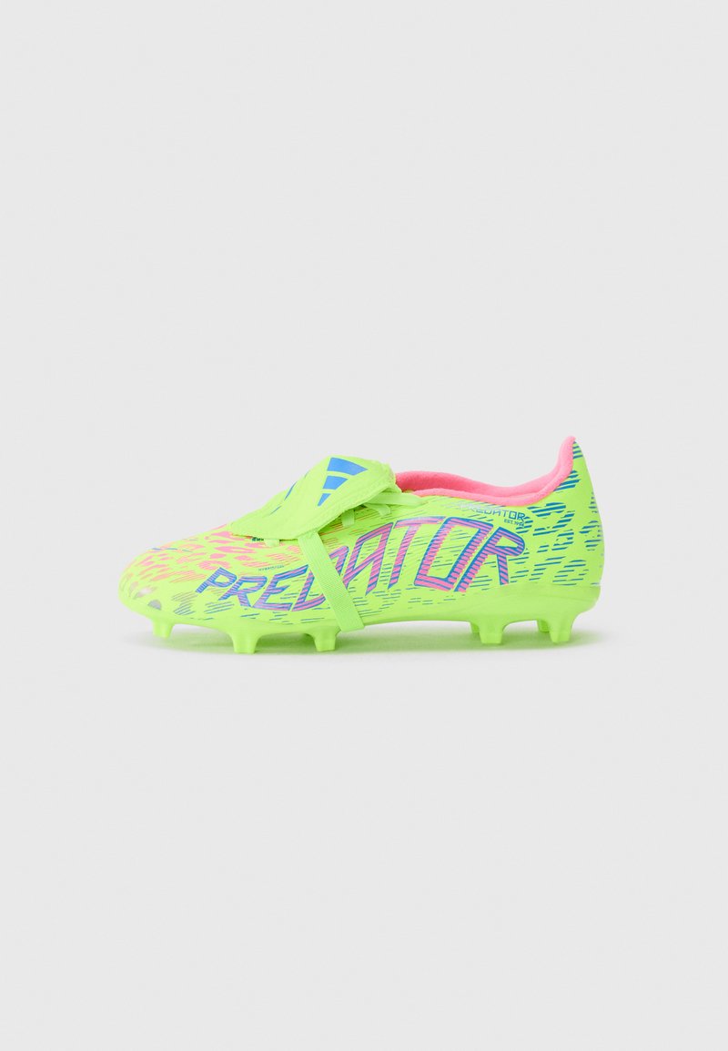Chaussure de football verte brillante avec une tige texturée, des accents roses et un marquage "PREDATOR" multicolore sur le côté. Semelle à crampons.