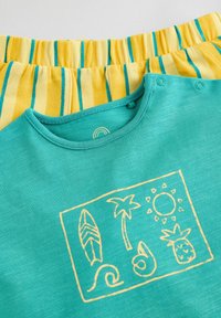 Turquoise shirt met korte mouwen met een gele strandthema graphic, gecombineerd met gele en teal gestreepte taille shorts. Gemaakt van zacht katoen.
