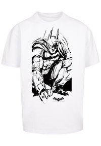 Hvit t-skjorte med en stor svart-hvitt grafisk illustrasjon av Batman i en dynamisk posisjon, med fremtredende muskulære detaljer og linjer.