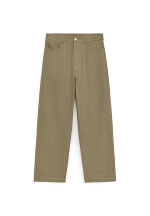 Pantaloni khaki a gamba dritta con chiusura frontale con bottoni e cerniera, passanti per cintura e tasche frontali, mostrati su sfondo bianco.