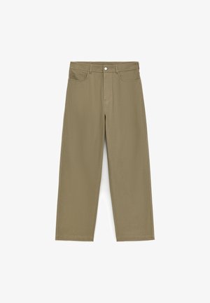 Khaki bukser med lige ben, foran med knap og lynlåslukning, bæltestropper og forlommer, vist på hvid baggrund.