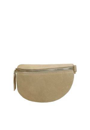 Beige Wildleder-Tasche in Halbmondform mit horizontalem Reißverschluss und kleinem Zugband vor weißem Hintergrund.