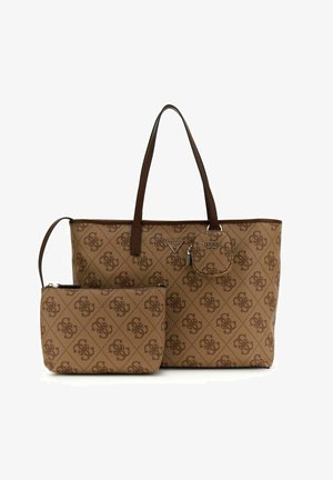 Sac fourre-tout marron et pochette assortie avec des anses marron foncé, tous deux ornés d'un motif monogramme répétitif et d'accents logo "Guess".