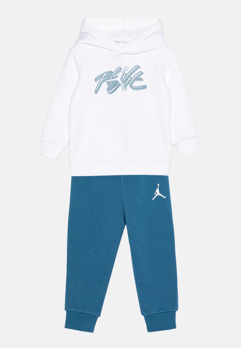 Sweat à capuche blanc avec broderie bleue, accompagné de joggings turquoise avec un logo blanc. Tissu doux, coupe décontractée et poignets côtelés.
