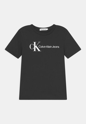 Sort t-shirt med kortærmer med hvidt "cK Calvin Klein Jeans"-logo trykt hen over brystet og rund halsudskæring.