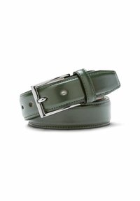 Groene leren riem met een glanzende afwerking, zilveren metalen gesp en decoratieve stiksels langs de randen. Beschikt over meerdere verstelgaatjes.