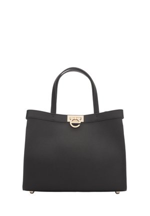 Czarna torebka ze skóry o fakturze, z dwoma uchwytami i małą, prostokątną, złotą klamrą u góry na środku.