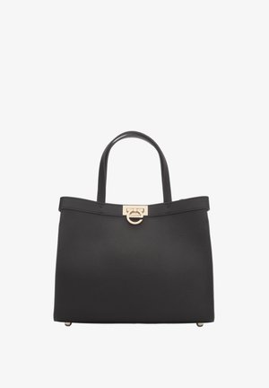 Zwarte gestructureerde leren handtas met twee handvatten en een kleine rechthoekige sluiting in goudkleur bovenaan het midden.