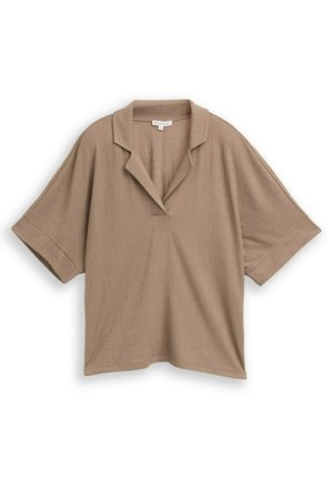 Loszittend beige overhemd met korte mouwen van gestructureerde stof en een inkeping in de kraag, afgebeeld op een witte achtergrond.