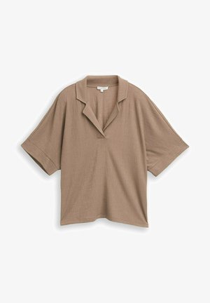 Loszittend beige overhemd met korte mouwen van gestructureerde stof en een inkeping in de kraag, afgebeeld op een witte achtergrond.