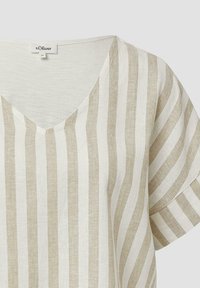 Beige en witte gestreepte v-hals top met korte mouwen, gemaakt van een lichte, gestructureerde stof. Het label is zichtbaar bij de halslijn.