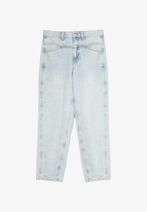 Jeans in denim azzurro chiaro a vita alta con bottone e zip frontali, tasche laterali e frontali e cuciture visibili.