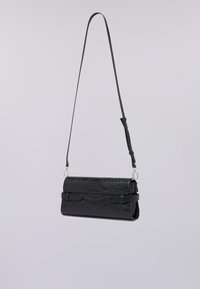 Borsa a tracolla nera con finitura testurizzata in pelle di coccodrillo. Presenta una lunga tracolla regolabile e una forma rettangolare con chiusura a patta.