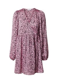 Rosa Wickelkleid mit schwarzem Blumenmuster, langen Puffärmeln und gerafftem Taillenbereich. Hergestellt aus leichtem Stoff mit weicher Textur.