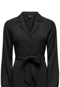 Chemise noire à manches longues avec col, boutons sur le devant et une ceinture nouée à la taille. Fabriquée en tissu lisse avec un design simple et sans ornements.