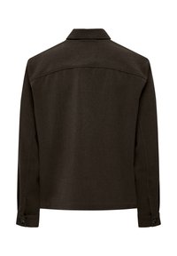 Camisa de manga larga marrón oscuro con cuello, puños abotonados y una textura suave. Diseño sencillo sin logotipos ni patrones visibles.