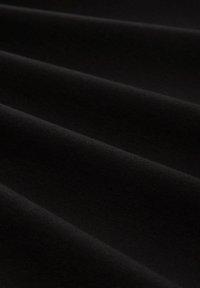 Schwarzer Stoff mit glatter Textur, der leicht gewellte und gefaltete Stellen zeigt. Die Oberfläche erscheint gleichmäßig und ungemustert.