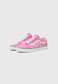 Roze canvas sneakers met een geweven patroon, witte veters en rubberen zolen. Heeft een witte zijstreep en een gestructureerde stof.