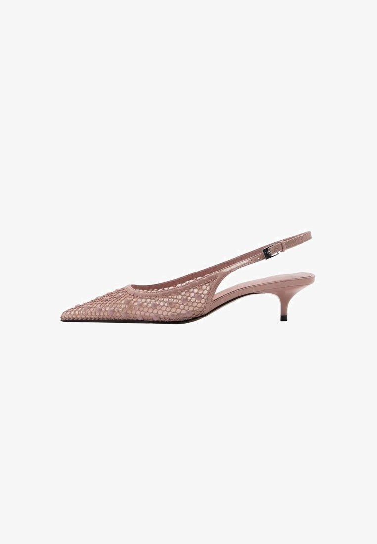 Różowe buty typu slingback z ostrym noskiem, teksturowanym wzorem węża, smukłym obcasem i regulowanym paskiem na kostkę. Gładkie wykończenie z tyłu.