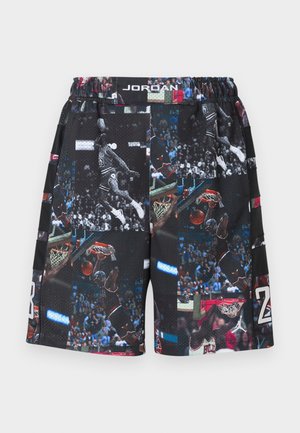 Μαύρα σορτς μπάσκετ με κολάζ από φωτογραφίες δράσης και γραφικά, κατασκευασμένα από αεριζόμενο υλικό με ελαστική μέση.