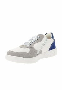 Baskets grises et blanches avec un dessus en suède et en mesh, accents bleus, lacets blancs et une fermeture éclair sur le côté pour un enfilage facile. Semelle en caoutchouc rigide.