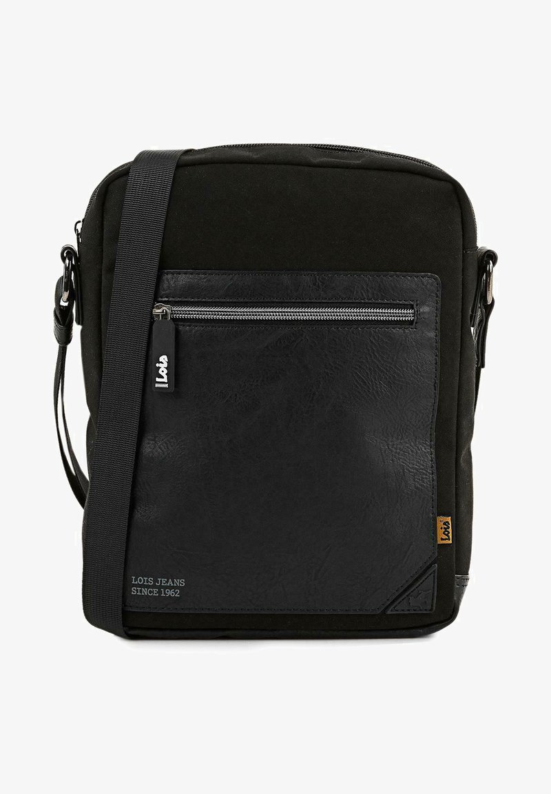 Bolso cruzado negro hecho de lona y cuero sintético. Presenta un bolsillo frontal con cremallera, correa ajustable y acentos texturizados.