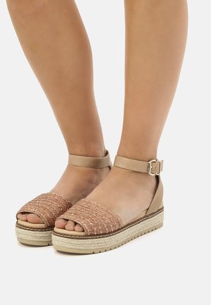 Sandali espadrilles beige con tomaia in pesca tessuta e texture, punta aperta, cinturino alla caviglia e suola impilata con texture.