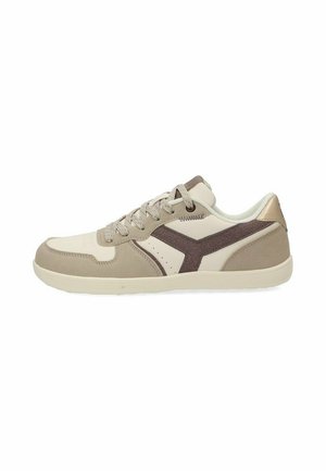Zapatilla deportiva beige y marrón de corte bajo con cierre de cordones, paneles de ante y cuero, y suela de goma blanca.