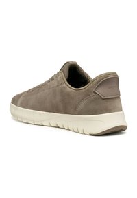 Zamszowe szare sneakersy z zaokrąglonym noskiem, teksturowanym tylnym panelem i białą gumową podeszwą z falowanym wzorem. Branding Geox na pięcie.