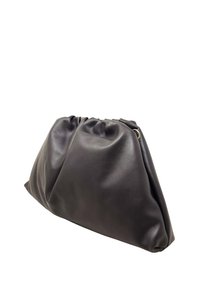 Černá kožená psaníčko s jemným, nabíraným designem. Má zaoblený tvar a hladký povrch, zajištěné subtilním zlatým akcentem.