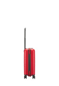 Maleta dura roja con superficie texturada, asa negra, cuatro ruedas y cierre de cremallera. Diseño vertical para un viaje compacto.