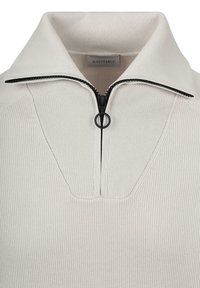 Lichtbeige half-zip trui met een ribbelstructuur. Heeft een gestructureerde kraag en zwarte ritssluiting, met een subtiele "Suitable" label.