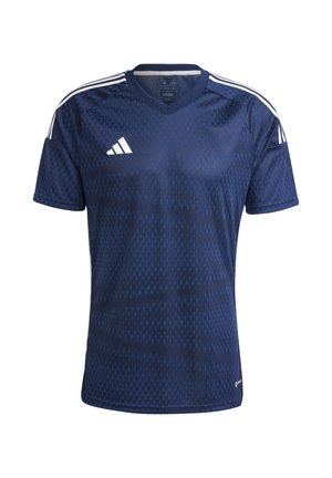 Marineblauw sportshirt met een gestructureerd ontwerp, V-hals, korte mouwen en drie witte strepen op de schouders. Gemaakt van ademende stof.