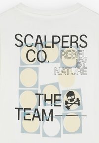 Bílý tričko s grafickým designem, na kterém je text "SCALPERS CO." a "REBEL BY NATURE" přetisknutý přes obrysy kruhů a čtverců.