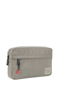 Pochette grigia con zip realizzata in tessuto resistente, dotata di una tasca frontale, accessori neri e dettagli rossi. Logo impresso sul lato.