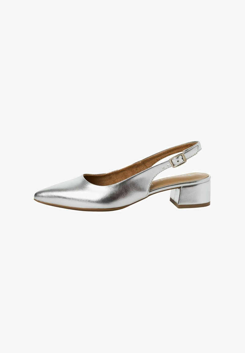 Scarpa slingback metallica argentata con punta affusolata, tacco basso a blocco e cinturino con fibbia. Texture liscia con design minimalista.