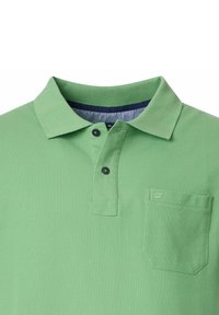 Zielona bawełniana koszulka polo z klasycznym kołnierzykiem, dwoma czarnymi guzikami, kieszonką na piersi oraz paskowanym wykończeniem wewnątrz kołnierzyka.